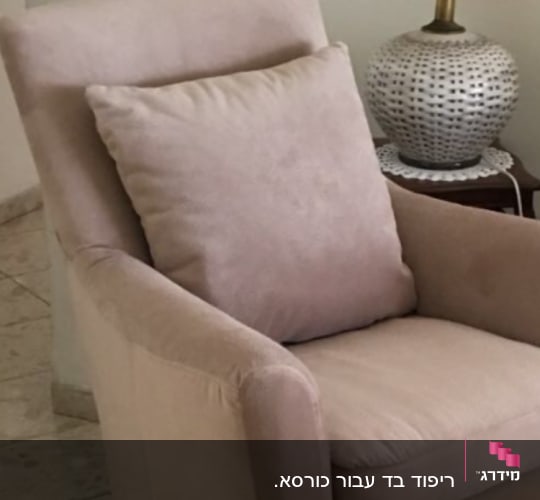 כורסה מרופדת עם כרית תואמת